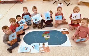 Skupina dětí ukazující obrázky s vlaštovkami
