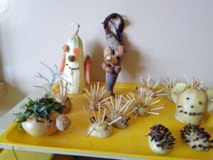 Stůl s různými výrobky ze zeleniny (postavičky, zvířátka)