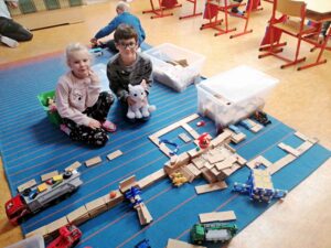 Děti v družině s dřevěnou stavebnicí.