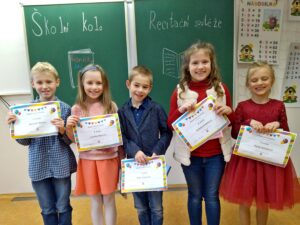 Děti s diplomy z recitační soutěže.